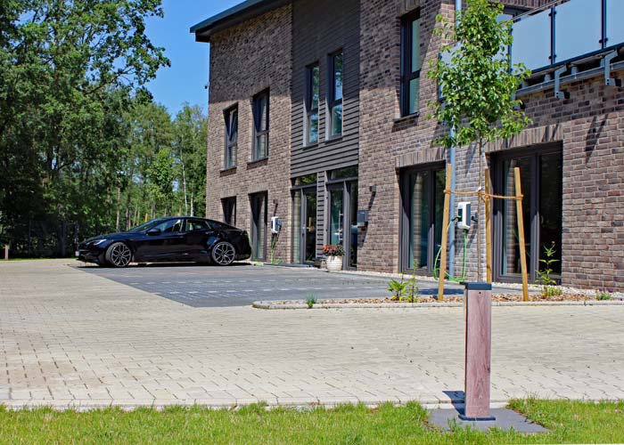 Mitarbeiter beim Hecke schneiden