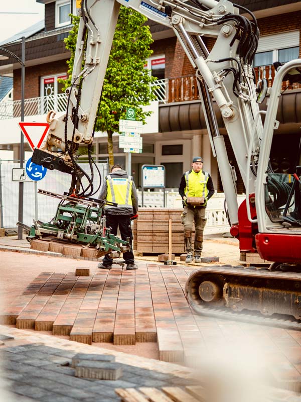 Mitarbeiter beim maschinellen Pflastern