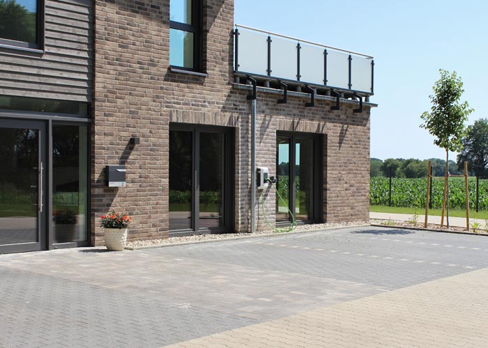Parkplatz und Eingangsbereich