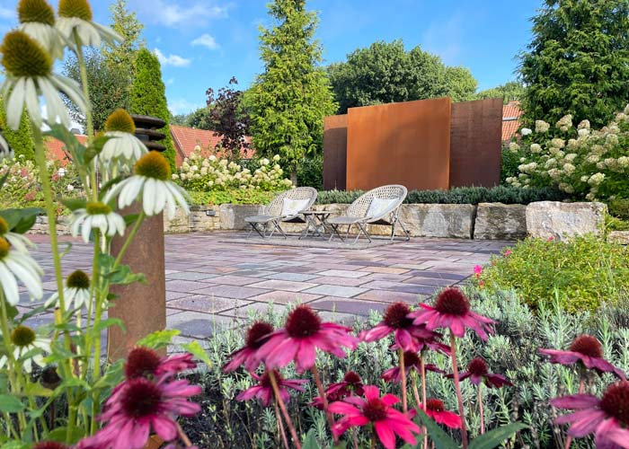 Terrasse und blühender Staudengarten