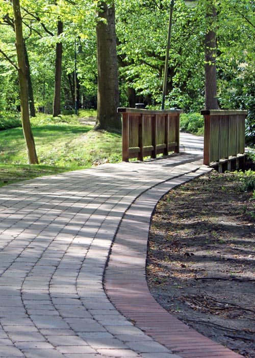 Wegeführung in einem Park in Llohne