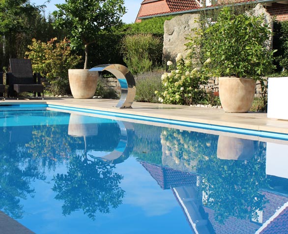 Großer Pool im Garten