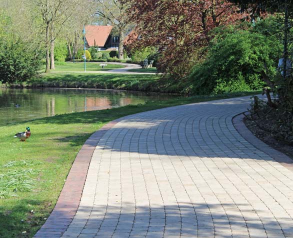 Wegeführung in einem Park in Lohne